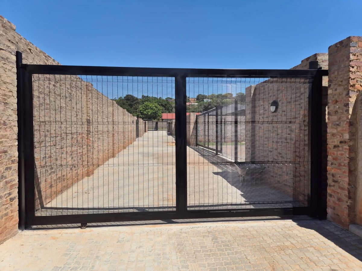 Palisade security gate installation by Safe Solutions